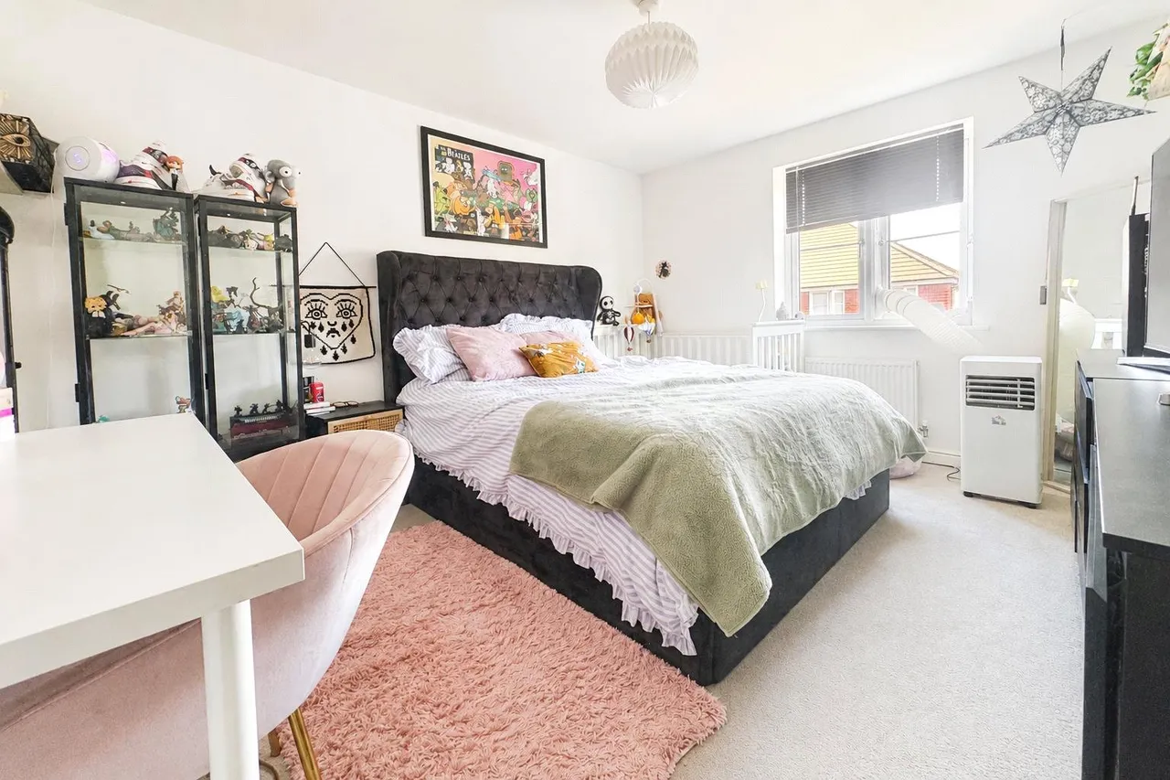 Bartlett Avenue, Badshot Lea, Farnham, Surrey, GU9 9GD, photo 4