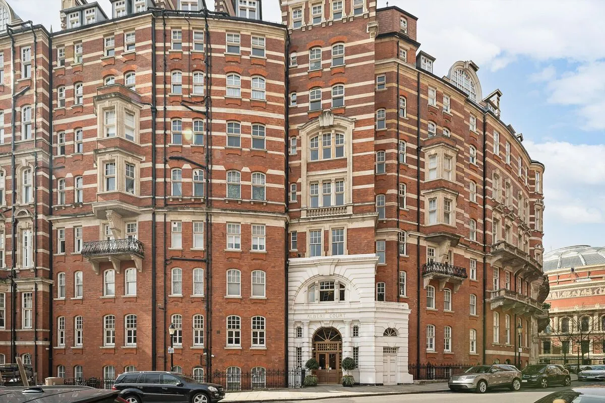 2 bed flat to rent, Albert Court, Kensington Gore, SW7