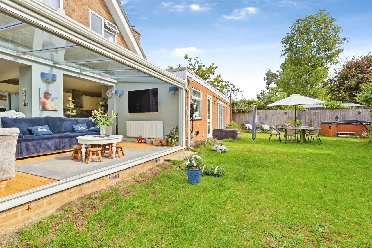 Chestnut Avenue, Wootton, Northampton, photo 4