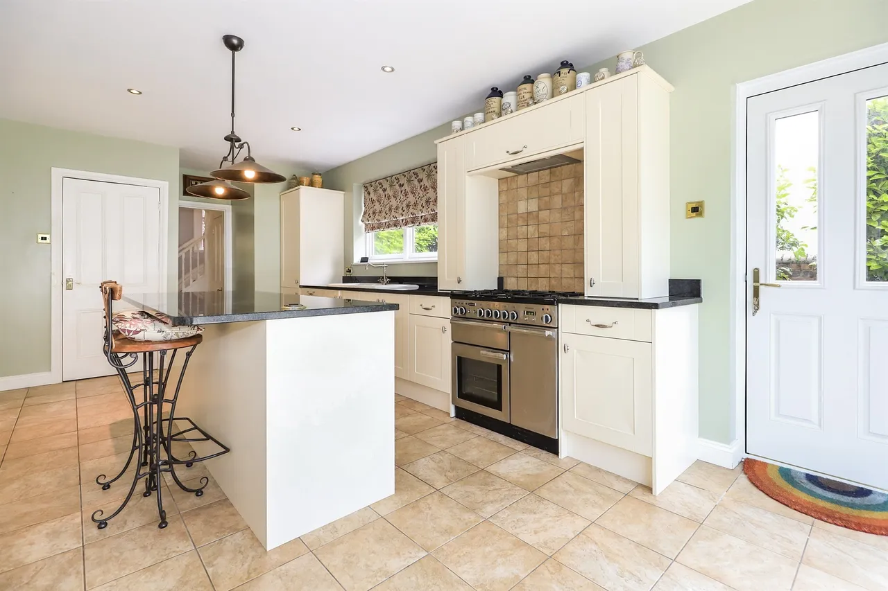 Tettenhall Road, Tettenhall, Wolverhampton, photo 6