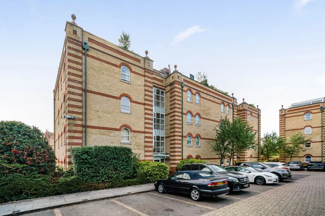 2 bed flat for sale, Keble Place, Barnes, SW13