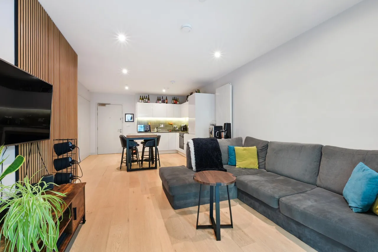 1 bed flat for sale, John Cabot House, Royal Wharf, E16