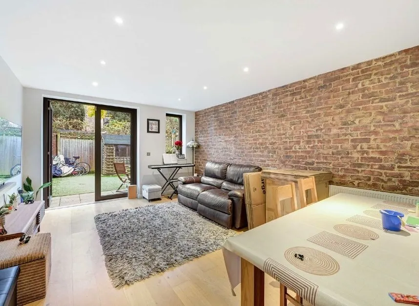 Baltic Avenue, Brentford, TW8, photo 2