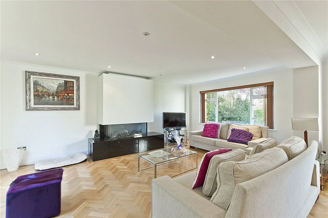 The Paddocks, Weybridge, KT13, photo 3