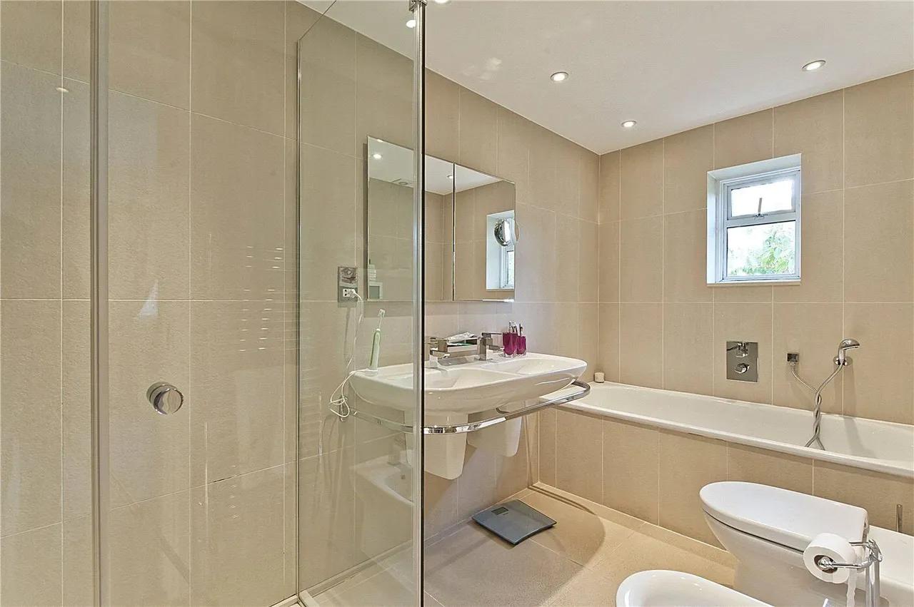 The Paddocks, Weybridge, KT13, photo 8