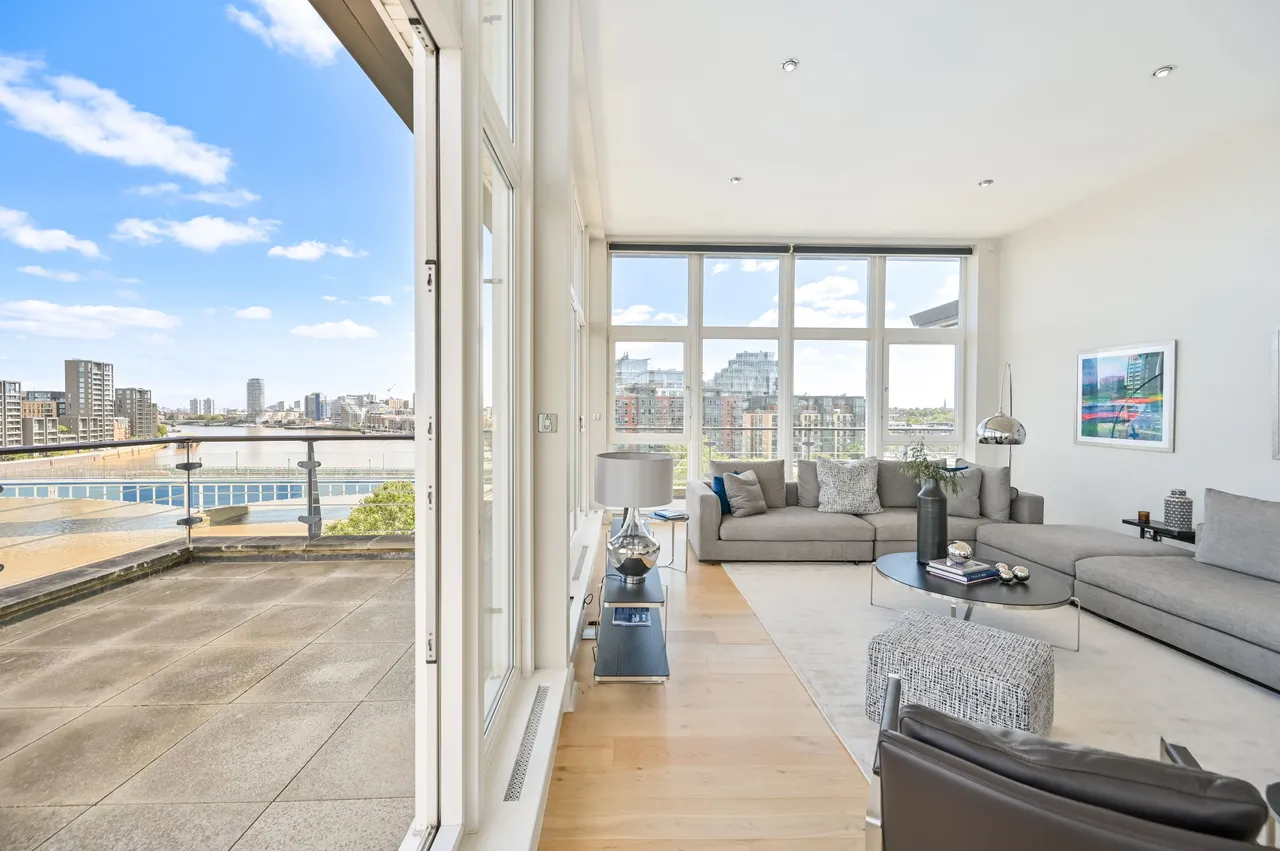 3 bed flat to rent — 117 Dolphin House, Riverside West, Smugglers Way, London