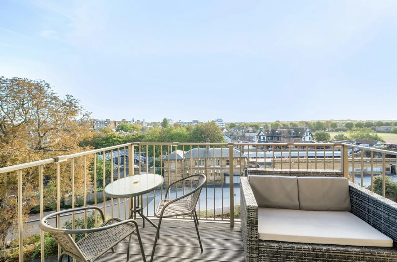2 bed flat for sale, Adenmore Road, London, SE6
