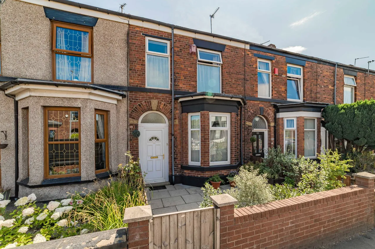 2 bed house for sale — Manchester Road, Heywood