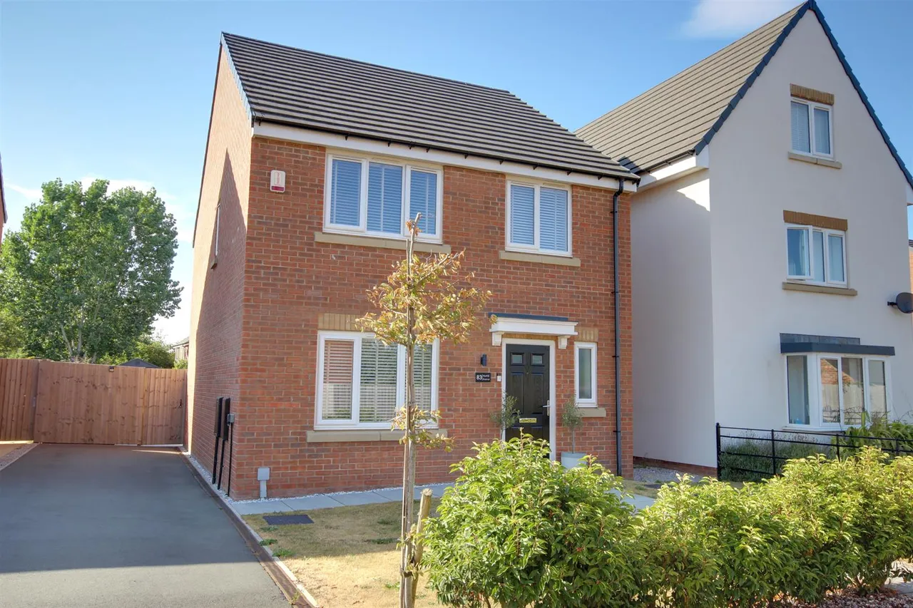 4 bed house for sale — Harthill Avenue, Leconfield, Beverley