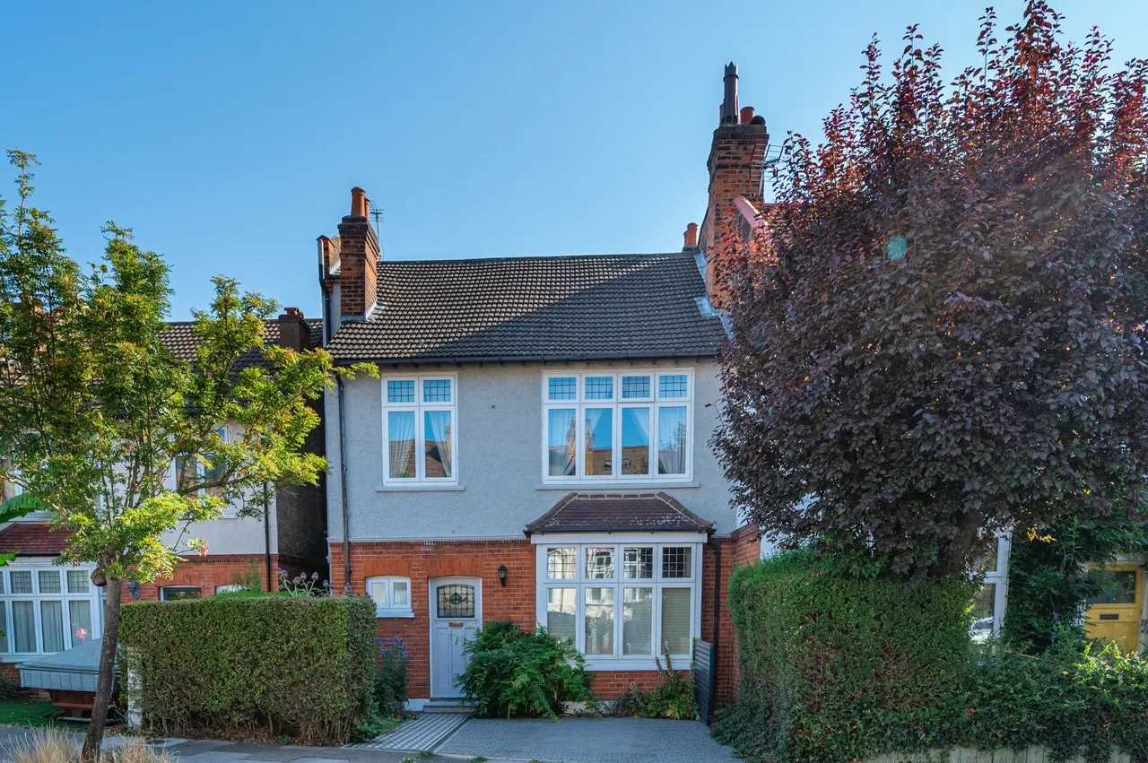 5 bed house for sale — 18 Dunoon Road, London