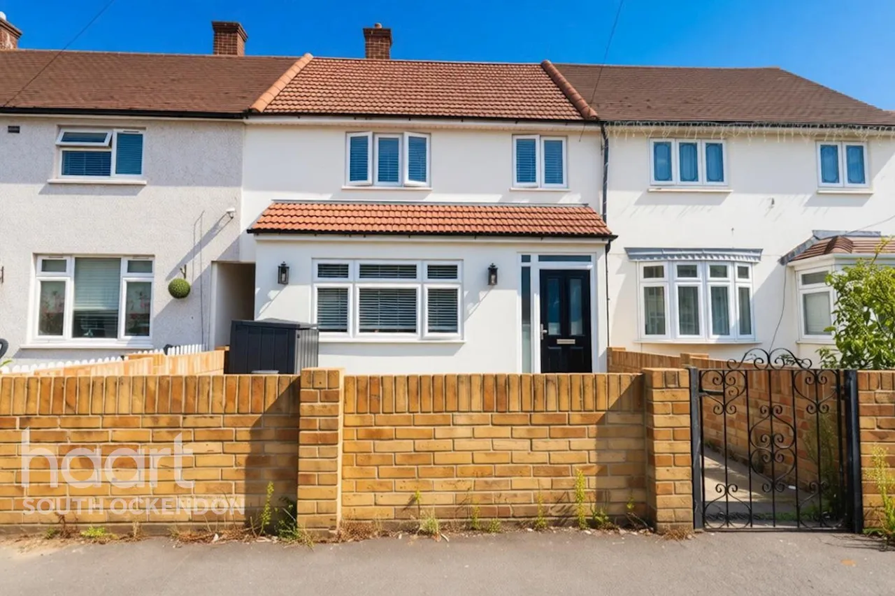 2 bed house for sale, Dene Path, South Ockendon, RM15