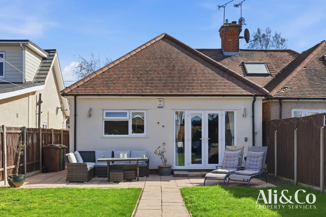 Crowstone Road, Grays, Essex, RM16 2SR, photo 3