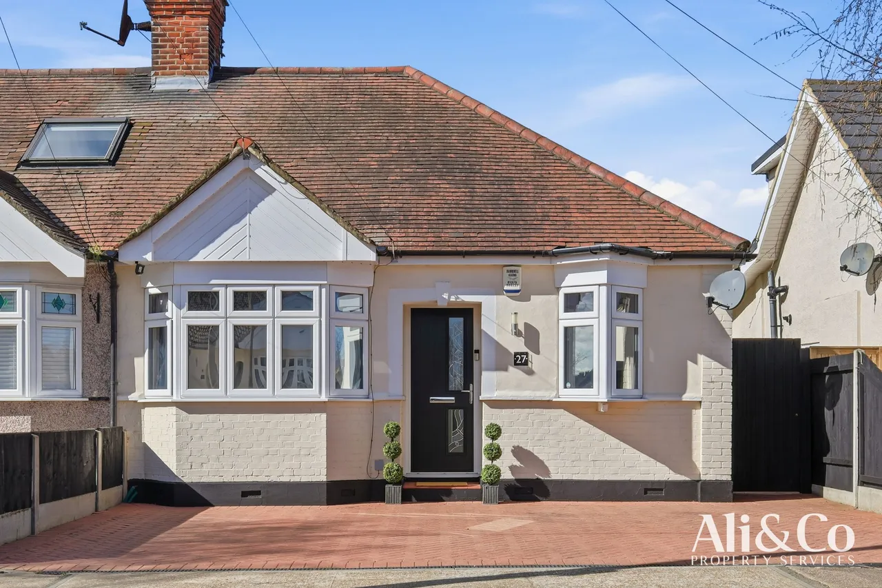 3 bed house for sale — Crowstone Road, Grays, Essex, RM16 2SR