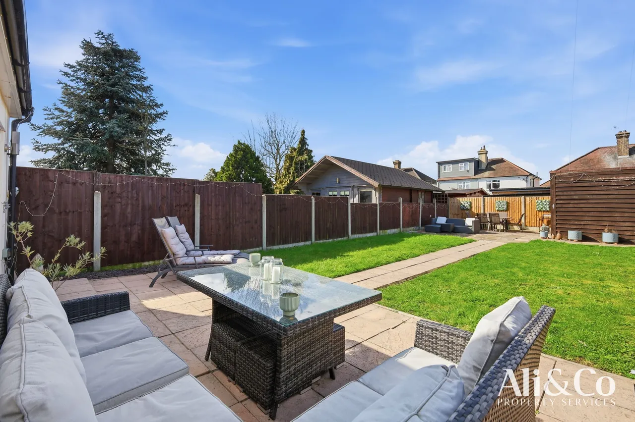 Crowstone Road, Grays, Essex, RM16 2SR, photo 2