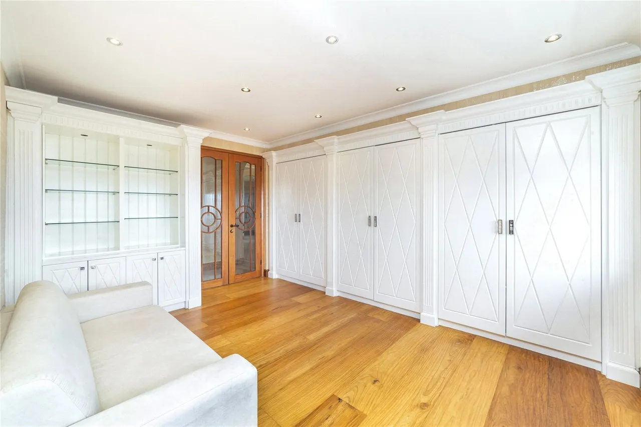 Finchley Road, London, NW3, photo 5