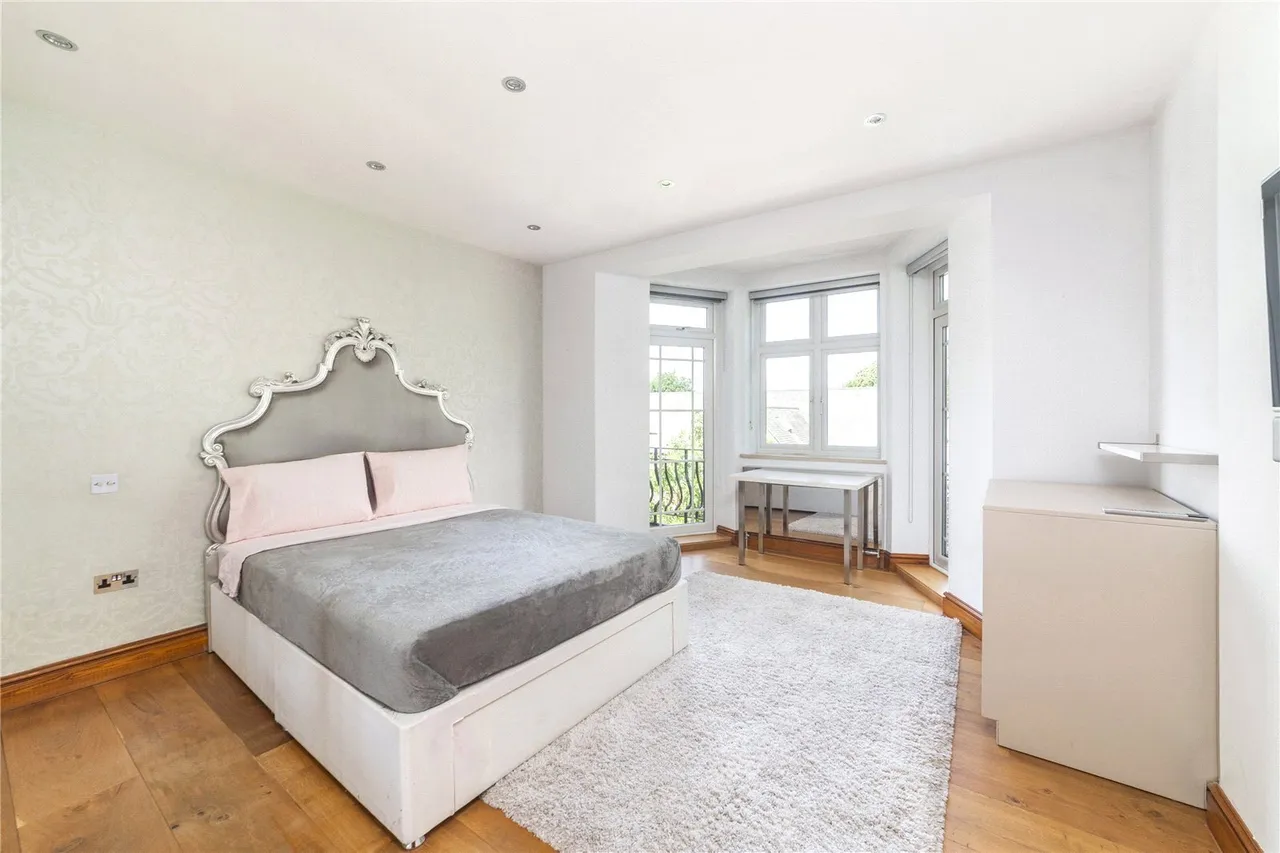 Finchley Road, London, NW3, photo 11