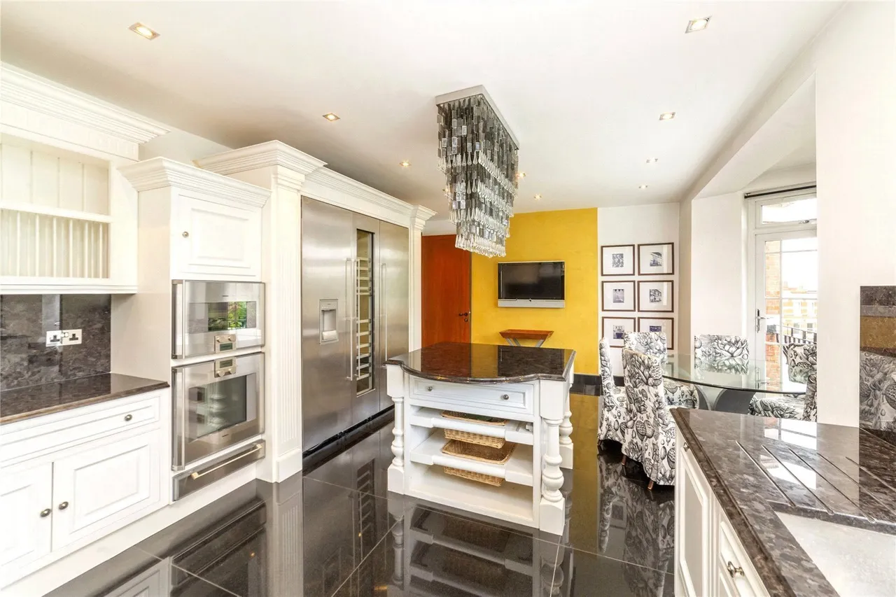 Finchley Road, London, NW3, photo 3