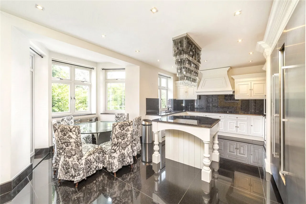 Finchley Road, London, NW3, photo 8