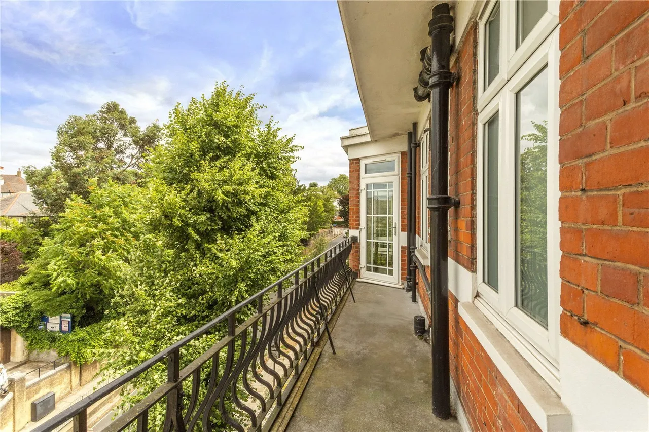 Finchley Road, London, NW3, photo 7