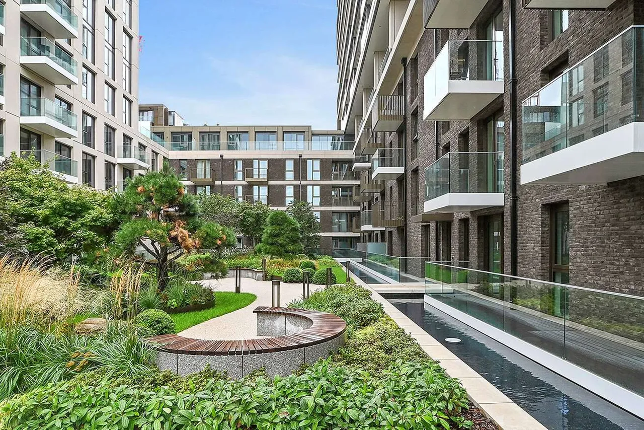 2 bed flat for sale, Merino Gardens, London, E1W