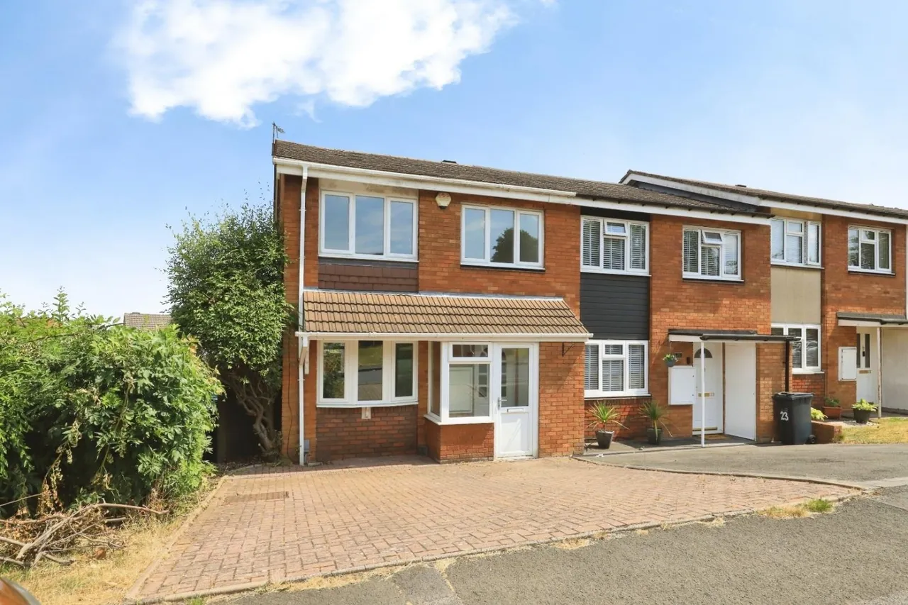 3 bed house for sale — Hollywell Street, Bilston