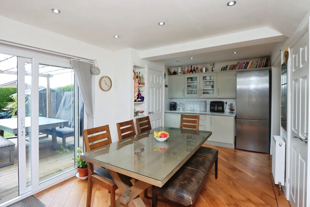 Buckingham Close, Dronfield, photo 4