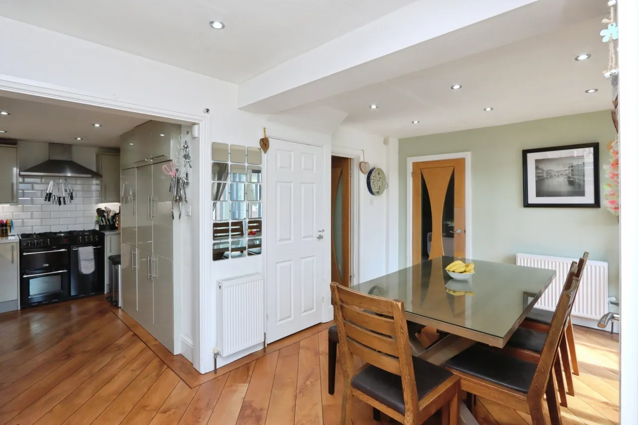 Buckingham Close, Dronfield, photo 5