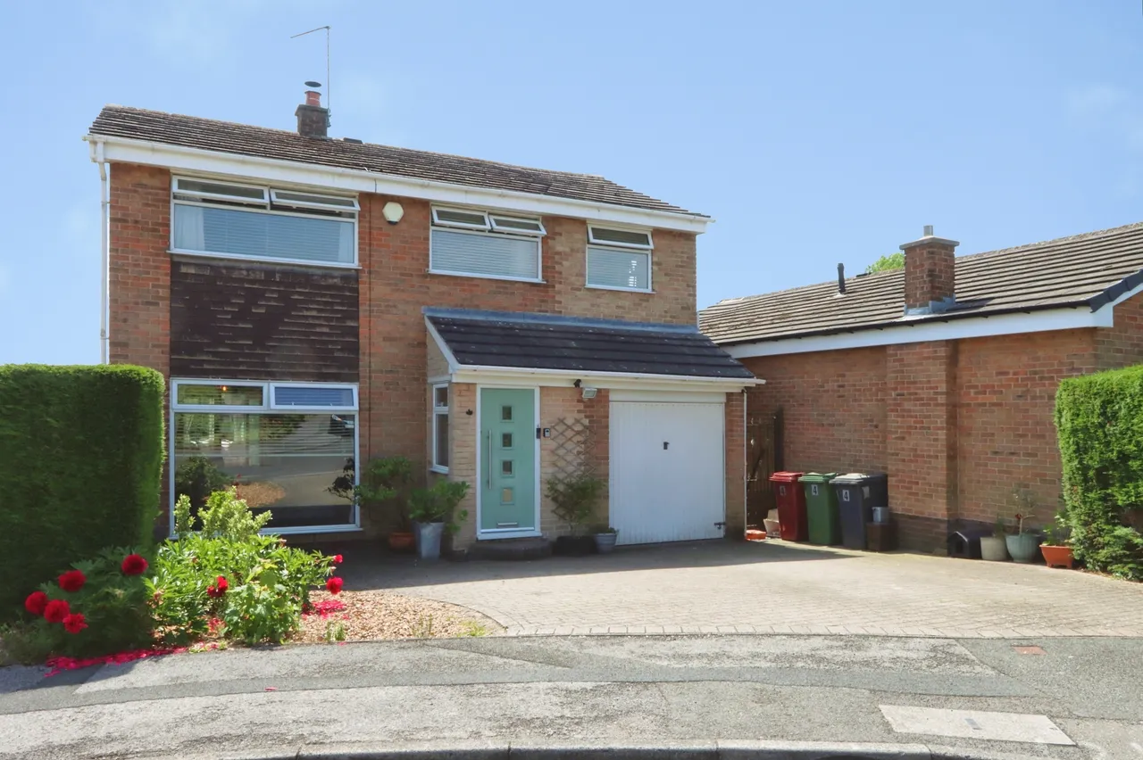 4 bed house for sale — Buckingham Close, Dronfield