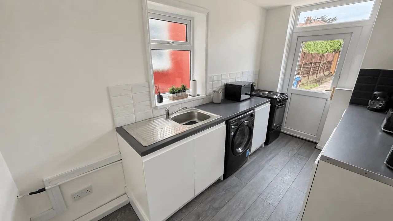 Ilkley Crescent, Stockport, SK5, photo 3