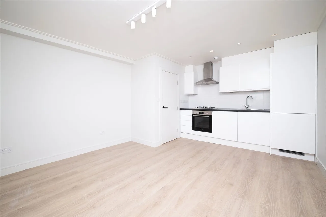 2 bed flat to rent, Homerton High Street, London, E9