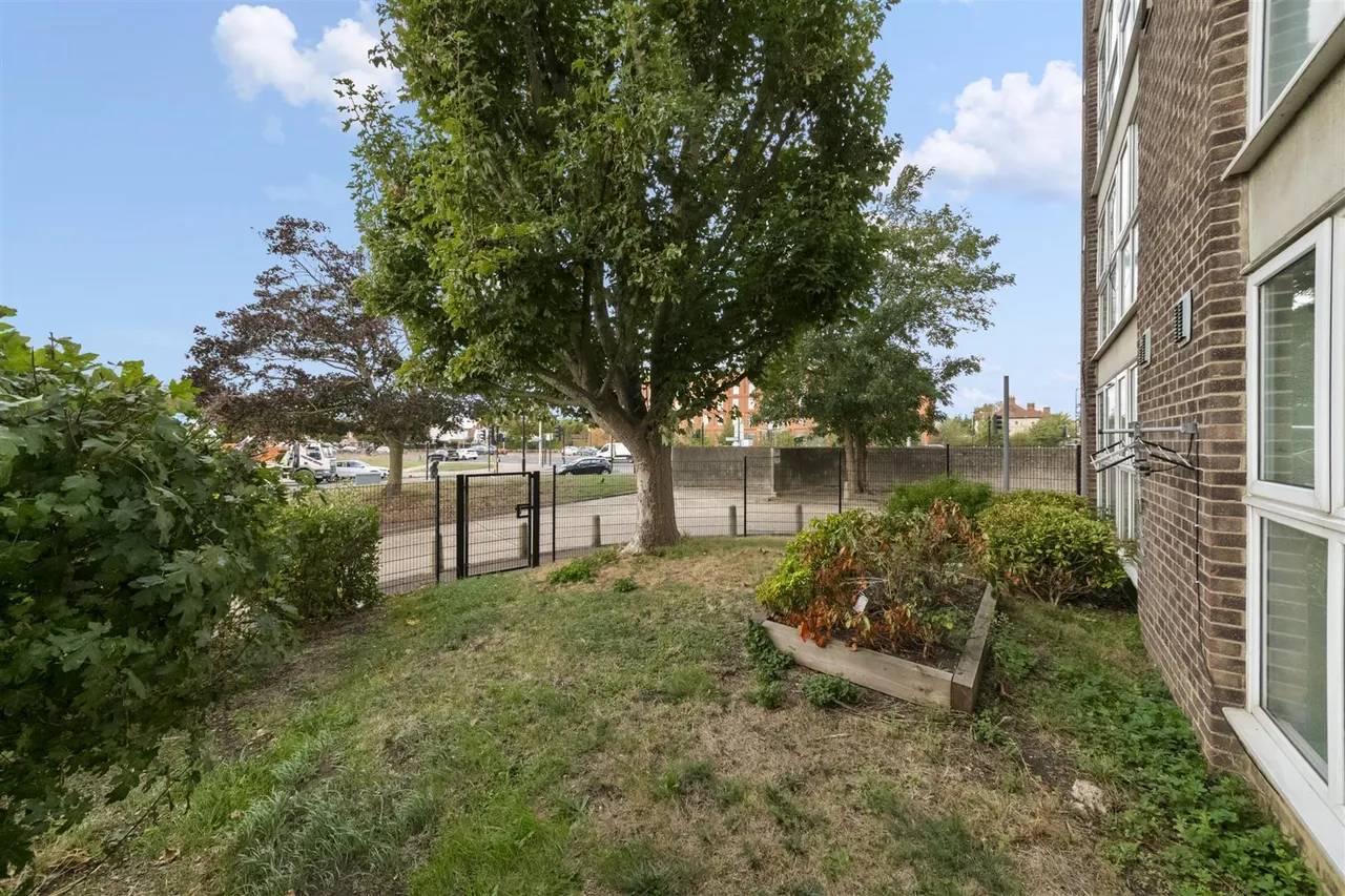 Harris Close, Heston, photo 7