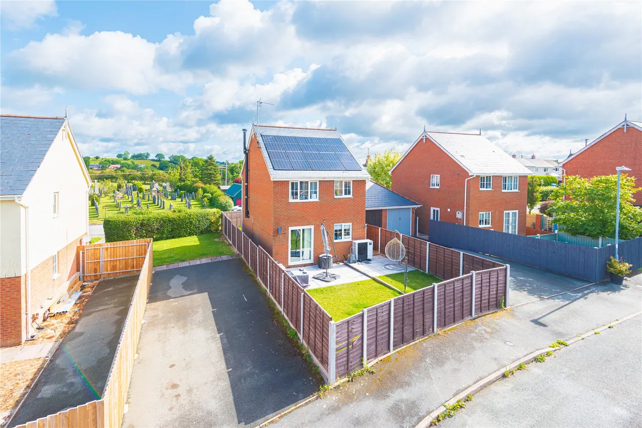3 bed house for sale — Meillionydd, Adfa, Newtown, Powys, SY16 3BF