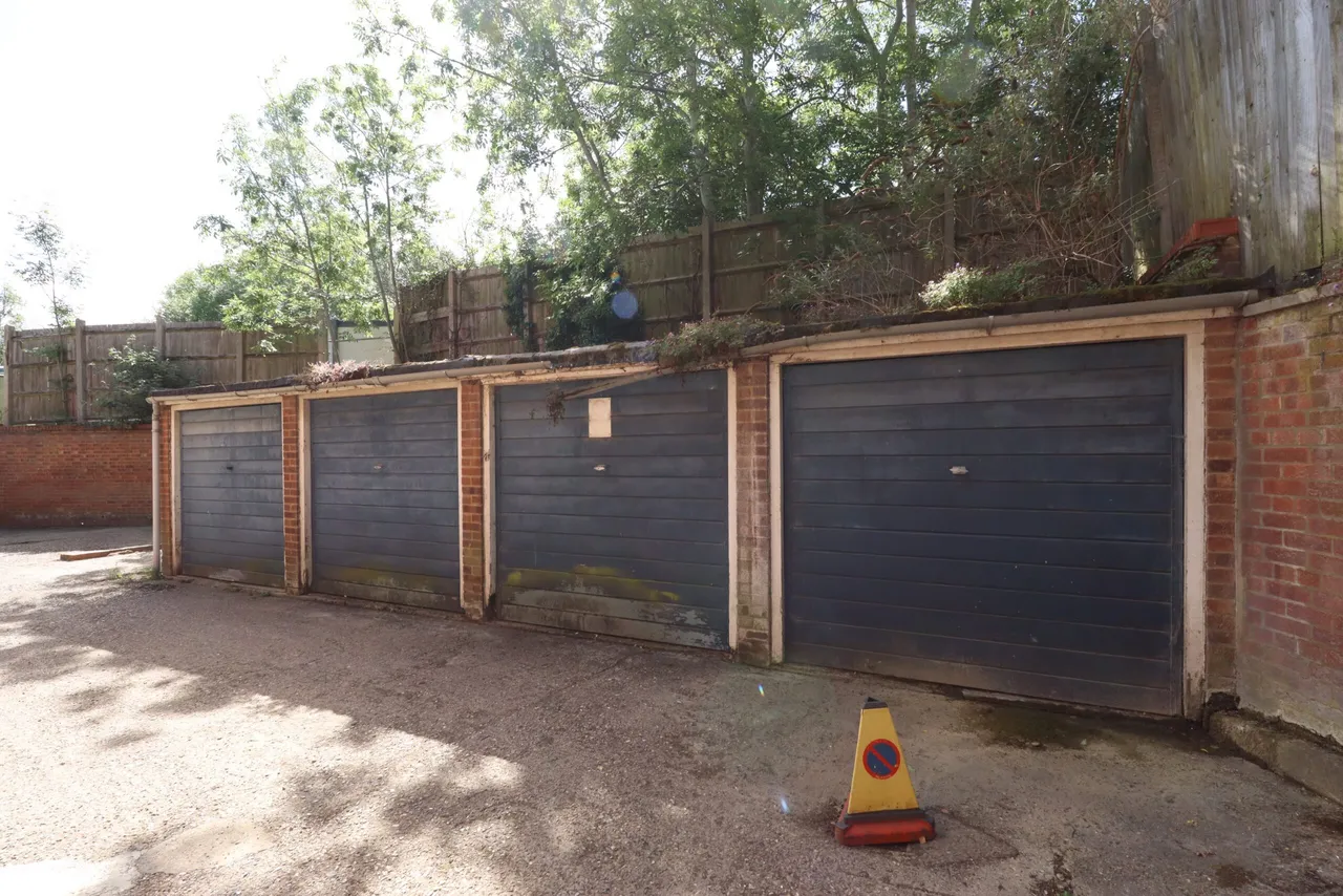 Brunswick Park Road, New Southgate, London, Greater London, N11 1EZ, photo 9