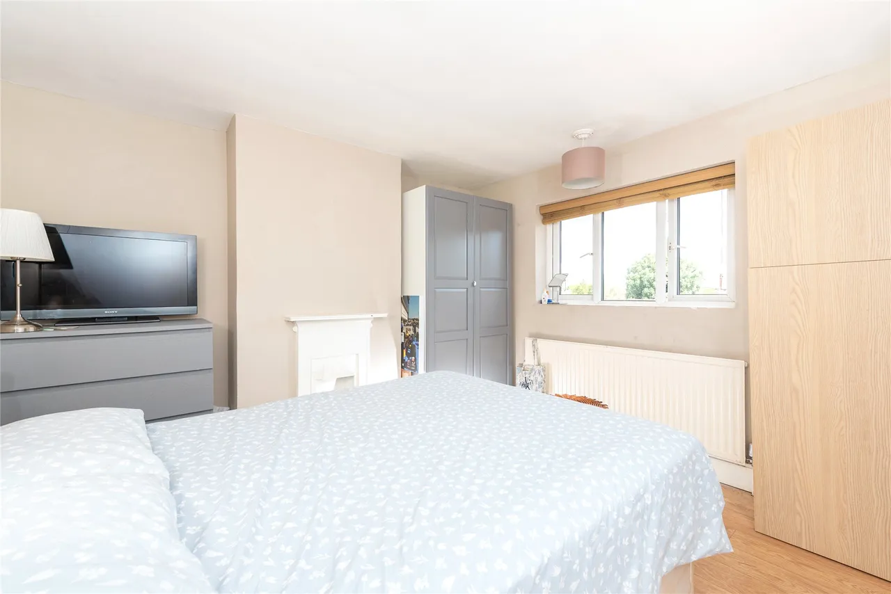 Town End Crescent, Stoke Goldington, MK16, photo 4