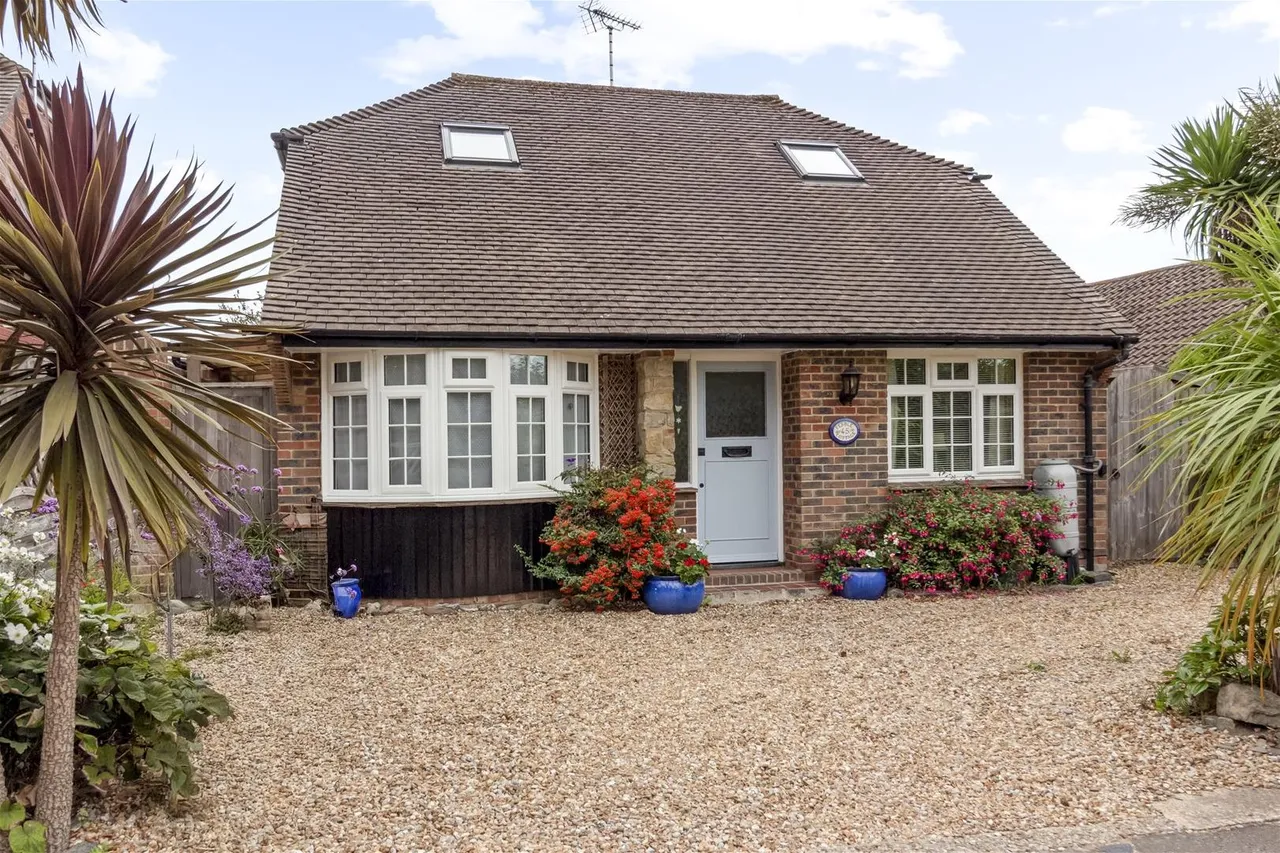 3 bed house for sale — Goring Way, Goring-By-Sea, Worthing