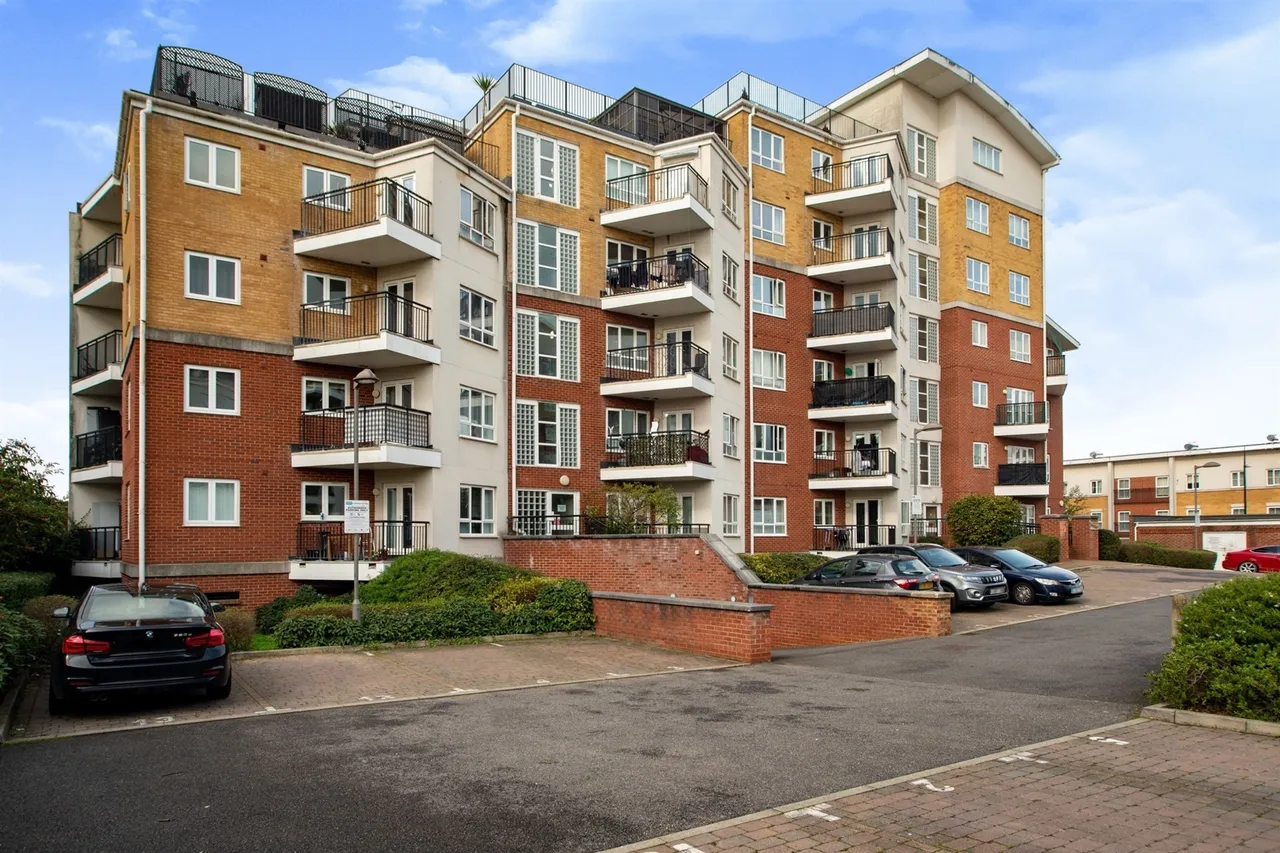 2 bed flat for sale — The Gateway, Watford