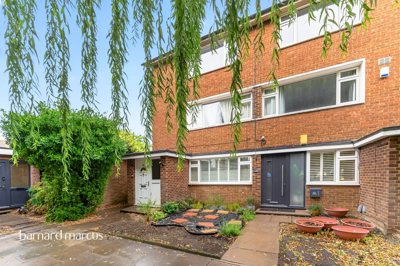 2 bed flat for sale — Courtlands Avenue, London