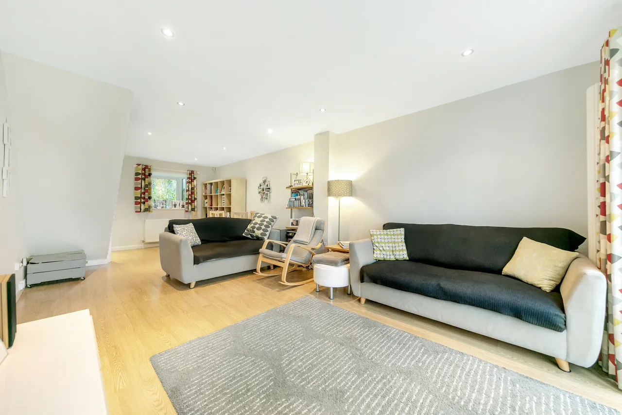 3 bed house to rent — 22 Linnet Mews, London