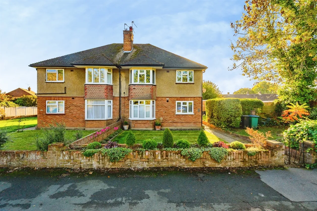 2 bed flat for sale, High Road, Leavesden, WD25