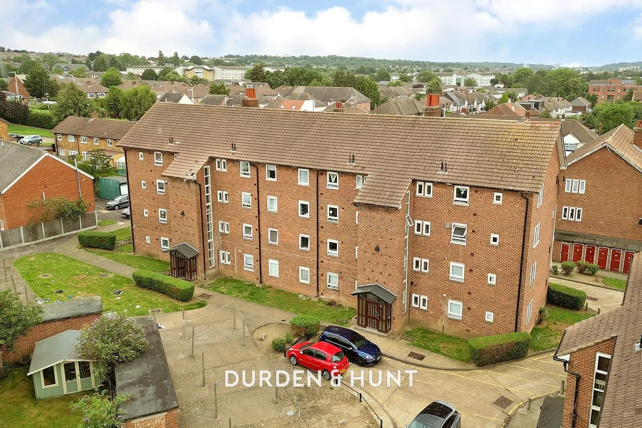 2 bed flat for sale, Aragon Drive, Hainault, IG6