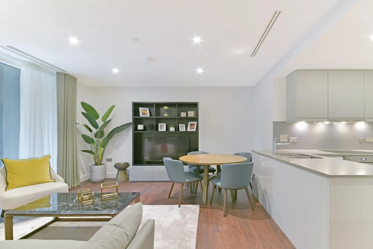 Ostro Tower, E14, photo 2