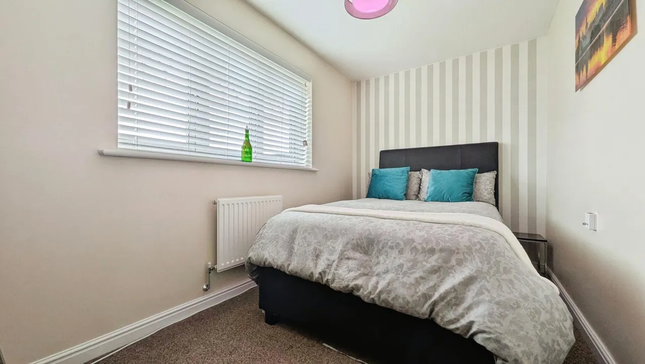 Woodside Close, Oldham, OL4, photo 11