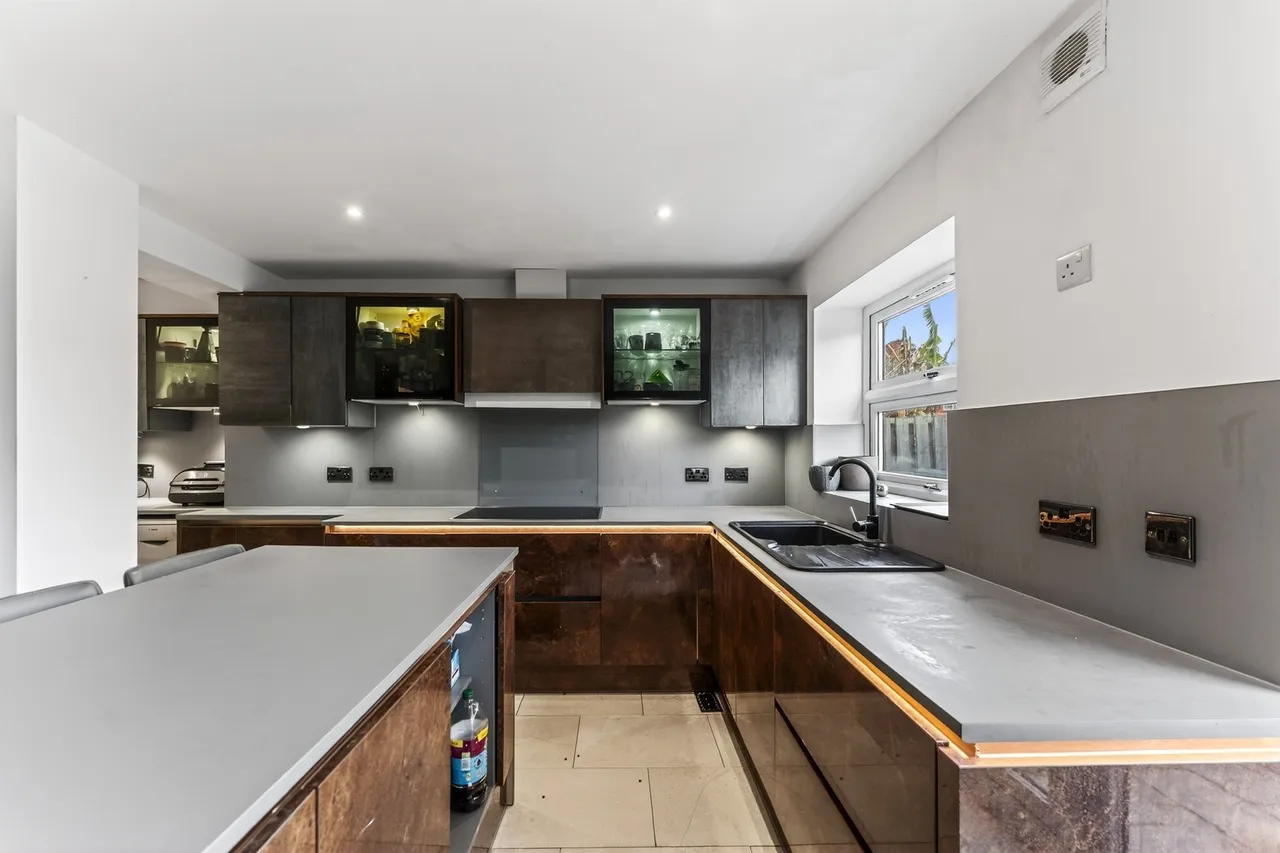 Bishopsford Road, Morden, photo 8