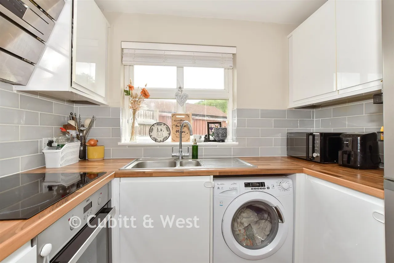 Abinger Close, North Holmwood, RH5, photo 6