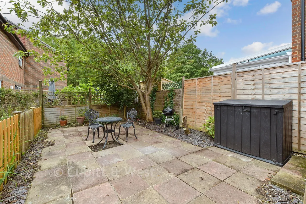 Abinger Close, North Holmwood, RH5, photo 3