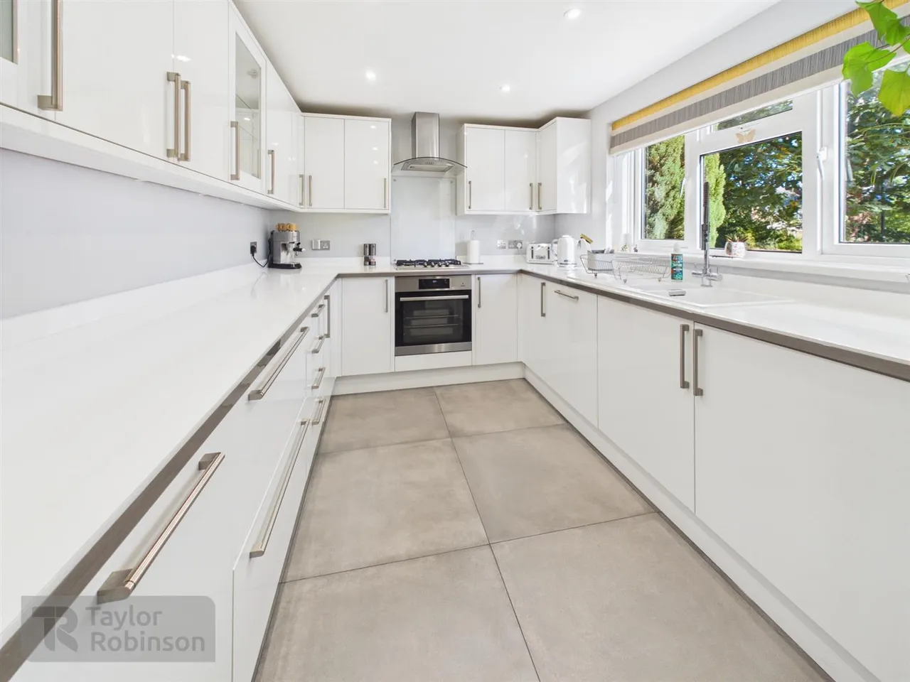 Warren Drive, Ifield, RH11, photo 12