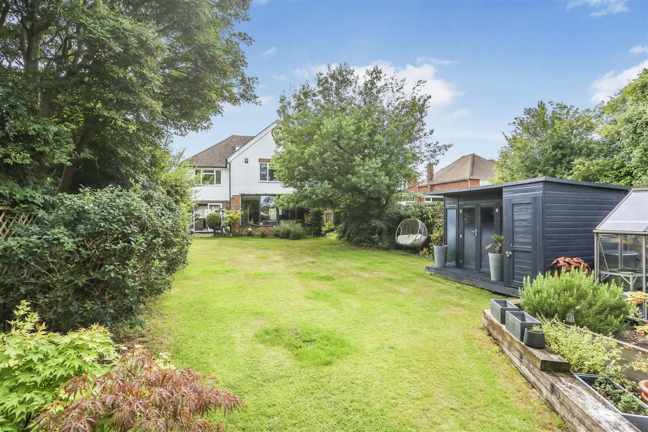 Albury Avenue, Cheam, SM2 7JT, photo 2