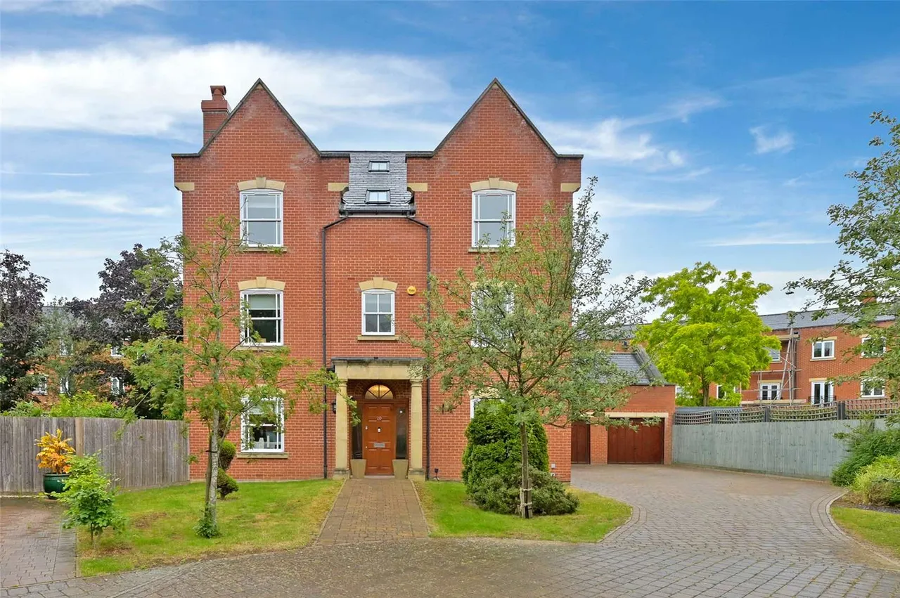 6 bed house to rent — Longbourn, Windsor, Berkshire, SL4 3TN