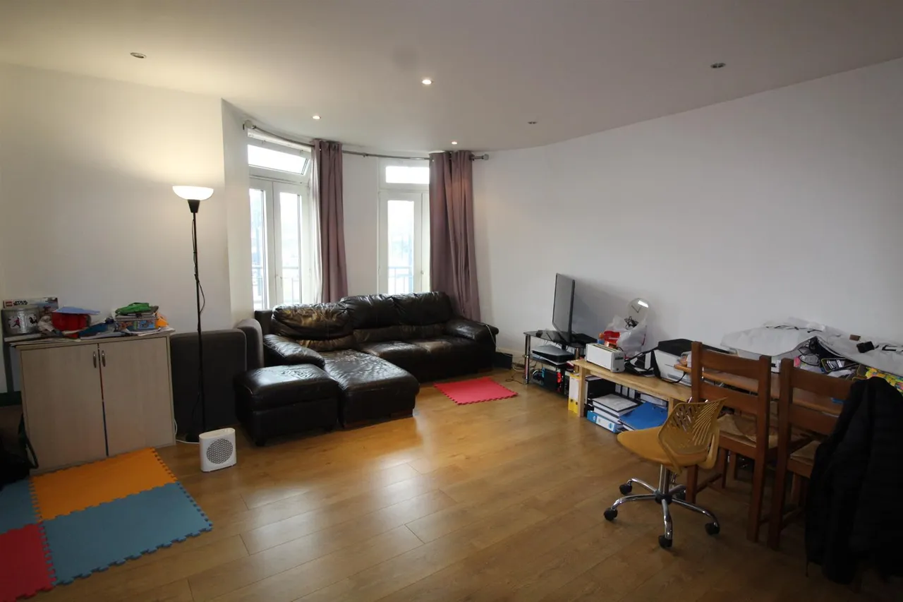 Clarence Street, Staines-Upon-Thames, London, TW18 4BU, photo 4