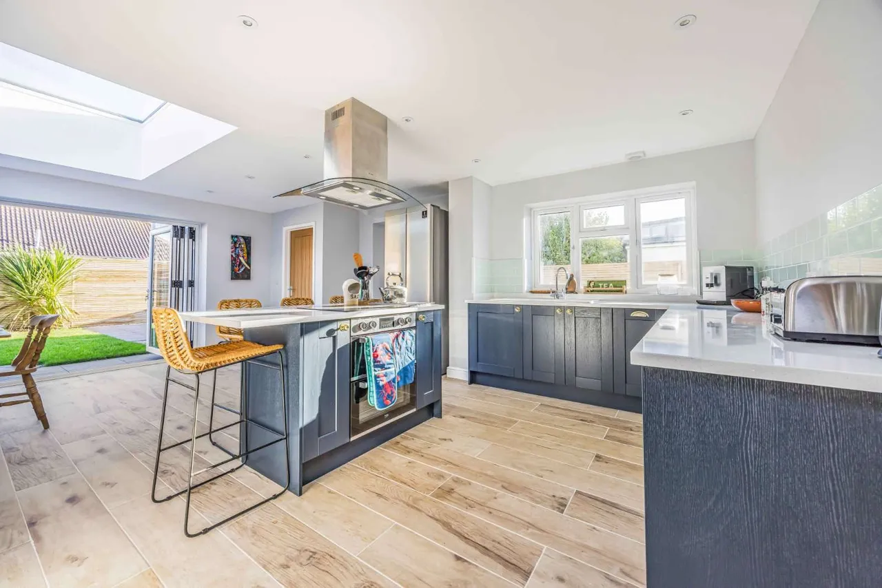 First Avenue, Bracklesham Bay, Chichester, West Sussex, PO20 8LA, photo 4
